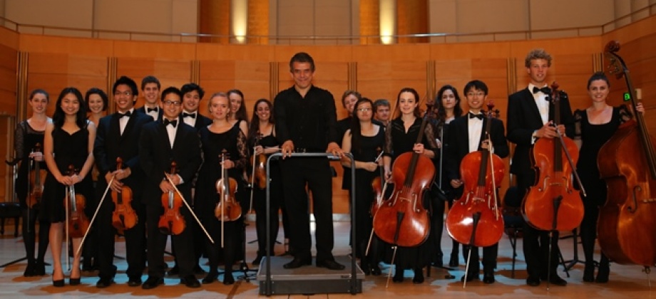 North Sydney Chamber Orchestra en compañia del Maestro Carlos Alvarado, director Colombiano.